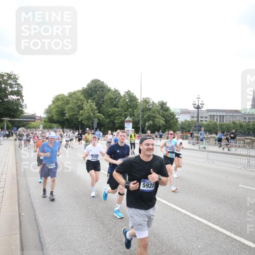 29.06.2025 - hella hamburg halbmarathon Jannik Wohlers http://msf.ph/oto/8152138 29.06.2025 10:41:01 Lombardsbrücke 1536, 1542, 2153, 2229, 2258, 3344, 3532, 3533, 3623, 4415, 4610, 5688, 5689, 5928, 5942, 6250, 6793, 6894, 7022, 7023, 7821, 8293, 8385, 8586, 8992, 10181, 10348, 10483, 11166, 11209, 11437, 11438, 12481, 13018, 13299, 13373, 13622, 13877, 14037, 14376, 14483, 14608, 14725, 15224, 16021, 16260, 16550, 16559, 16846, 17370, 17684, 18814, 18888, 18900 meine-sportfotos.de