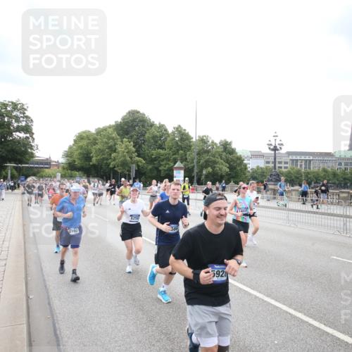 29.06.2025 - hella hamburg halbmarathon Jannik Wohlers http://msf.ph/oto/8152141 29.06.2025 10:41:01 Lombardsbrücke 1536, 1542, 2153, 2229, 2258, 3344, 3532, 3533, 3623, 4415, 4610, 5688, 5689, 5928, 5942, 6250, 6793, 6894, 7022, 7023, 7821, 8293, 8385, 8586, 8992, 10181, 10348, 10483, 11166, 11209, 11437, 11438, 12481, 13018, 13299, 13373, 13622, 13877, 14037, 14376, 14483, 14608, 14725, 15224, 16021, 16260, 16550, 16559, 16846, 17370, 17684, 18814, 18888, 18900 meine-sportfotos.de