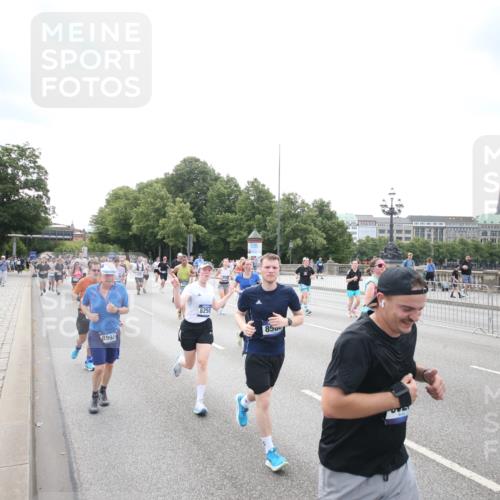 29.06.2025 - hella hamburg halbmarathon Jannik Wohlers http://msf.ph/oto/8152153 29.06.2025 10:41:01 Lombardsbrücke 1536, 1542, 2153, 2229, 2258, 3344, 3532, 3533, 3623, 4415, 4610, 5688, 5689, 5928, 5942, 6250, 6793, 6894, 7022, 7023, 7821, 8293, 8385, 8586, 8992, 10181, 10348, 10483, 11166, 11209, 11437, 11438, 12481, 13018, 13299, 13373, 13622, 13877, 14037, 14376, 14483, 14608, 14725, 15224, 16021, 16260, 16550, 16559, 16846, 17370, 17684, 18814, 18888, 18900 meine-sportfotos.de