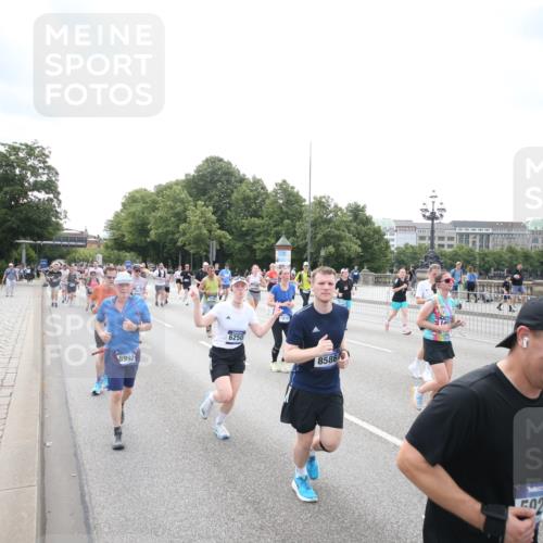 29.06.2025 - hella hamburg halbmarathon Jannik Wohlers http://msf.ph/oto/8152166 29.06.2025 10:41:01 Lombardsbrücke 1536, 1542, 2153, 2229, 2258, 3344, 3532, 3533, 3623, 4415, 4610, 5688, 5689, 5928, 5942, 6250, 6793, 6894, 7022, 7023, 7821, 8293, 8385, 8586, 8992, 10181, 10348, 10483, 11166, 11209, 11437, 11438, 12481, 13018, 13299, 13373, 13622, 13877, 14037, 14376, 14483, 14608, 14725, 15224, 16021, 16260, 16550, 16559, 16846, 17370, 17684, 18814, 18888, 18900 meine-sportfotos.de