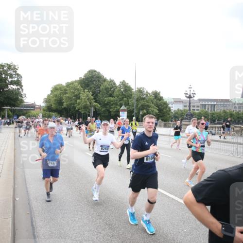29.06.2025 - hella hamburg halbmarathon Jannik Wohlers http://msf.ph/oto/8152171 29.06.2025 10:41:01 Lombardsbrücke 1536, 1542, 2153, 2229, 2258, 3344, 3532, 3533, 3623, 4415, 4610, 5688, 5689, 5928, 5942, 6250, 6793, 6894, 7022, 7023, 7821, 8293, 8385, 8586, 8992, 10181, 10348, 10483, 11166, 11209, 11437, 11438, 12481, 13018, 13299, 13373, 13622, 13877, 14037, 14376, 14483, 14608, 14725, 15224, 16021, 16260, 16550, 16559, 16846, 17370, 17684, 18814, 18888, 18900 meine-sportfotos.de