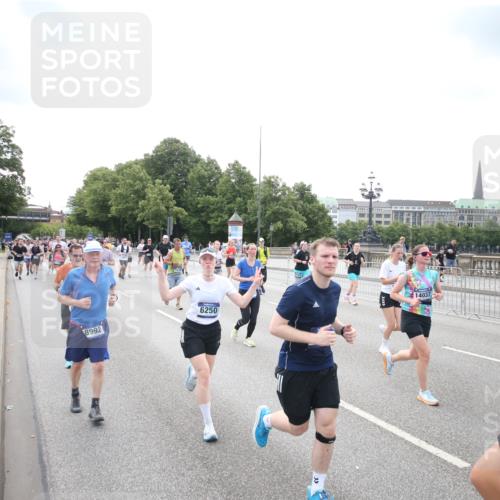 29.06.2025 - hella hamburg halbmarathon Jannik Wohlers http://msf.ph/oto/8152183 29.06.2025 10:41:01 Lombardsbrücke 1536, 1542, 2153, 2229, 2258, 3344, 3532, 3533, 3623, 4415, 4610, 5688, 5689, 5928, 5942, 6250, 6793, 6894, 7022, 7023, 7821, 8293, 8385, 8586, 8992, 10181, 10348, 10483, 11166, 11209, 11437, 11438, 12481, 13018, 13299, 13373, 13622, 13877, 14037, 14376, 14483, 14608, 14725, 15224, 16021, 16260, 16550, 16559, 16846, 17370, 17684, 18814, 18888, 18900 meine-sportfotos.de