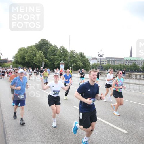 29.06.2025 - hella hamburg halbmarathon Jannik Wohlers http://msf.ph/oto/8152189 29.06.2025 10:41:02 Lombardsbrücke 1314, 1536, 1542, 2153, 2229, 2258, 3344, 3532, 3533, 3623, 4415, 4610, 5688, 5689, 5928, 5942, 6250, 6793, 6894, 7022, 7023, 7821, 8293, 8586, 8992, 10181, 10348, 10483, 11166, 11209, 11437, 11438, 11482, 12481, 13018, 13299, 13373, 13444, 13622, 13877, 14037, 14376, 14483, 14608, 14725, 15224, 16021, 16260, 16550, 16559, 16846, 17370, 17684, 18814, 18888, 18900 meine-sportfotos.de
