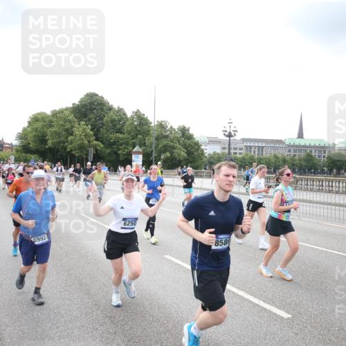 29.06.2025 - hella hamburg halbmarathon Jannik Wohlers http://msf.ph/oto/8152194 29.06.2025 10:41:02 Lombardsbrücke 1314, 1536, 1542, 2153, 2229, 2258, 3344, 3532, 3533, 3623, 4415, 4610, 5688, 5689, 5928, 5942, 6250, 6793, 6894, 7022, 7023, 7821, 8293, 8586, 8992, 10181, 10348, 10483, 11166, 11209, 11437, 11438, 11482, 12481, 13018, 13299, 13373, 13444, 13622, 13877, 14037, 14376, 14483, 14608, 14725, 15224, 16021, 16260, 16550, 16559, 16846, 17370, 17684, 18814, 18888, 18900 meine-sportfotos.de