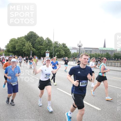 29.06.2025 - hella hamburg halbmarathon Jannik Wohlers http://msf.ph/oto/8152201 29.06.2025 10:41:02 Lombardsbrücke 1314, 1536, 1542, 2153, 2229, 2258, 3344, 3532, 3533, 3623, 4415, 4610, 5688, 5689, 5928, 5942, 6250, 6793, 6894, 7022, 7023, 7821, 8293, 8586, 8992, 10181, 10348, 10483, 11166, 11209, 11437, 11438, 11482, 12481, 13018, 13299, 13373, 13444, 13622, 13877, 14037, 14376, 14483, 14608, 14725, 15224, 16021, 16260, 16550, 16559, 16846, 17370, 17684, 18814, 18888, 18900 meine-sportfotos.de