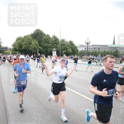 29.06.2025 - hella hamburg halbmarathon Jannik Wohlers http://msf.ph/oto/8152210 29.06.2025 10:41:02 Lombardsbrücke 1314, 1536, 1542, 2153, 2229, 2258, 3344, 3532, 3533, 3623, 4415, 4610, 5688, 5689, 5928, 5942, 6250, 6793, 6894, 7022, 7023, 7821, 8293, 8586, 8992, 10181, 10348, 10483, 11166, 11209, 11437, 11438, 11482, 12481, 13018, 13299, 13373, 13444, 13622, 13877, 14037, 14376, 14483, 14608, 14725, 15224, 16021, 16260, 16550, 16559, 16846, 17370, 17684, 18814, 18888, 18900 meine-sportfotos.de