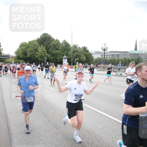 29.06.2025 - hella hamburg halbmarathon Jannik Wohlers http://msf.ph/oto/8152215 29.06.2025 10:41:02 Lombardsbrücke 1314, 1536, 1542, 2153, 2229, 2258, 3344, 3532, 3533, 3623, 4415, 4610, 5688, 5689, 5928, 5942, 6250, 6793, 6894, 7022, 7023, 7821, 8293, 8586, 8992, 10181, 10348, 10483, 11166, 11209, 11437, 11438, 11482, 12481, 13018, 13299, 13373, 13444, 13622, 13877, 14037, 14376, 14483, 14608, 14725, 15224, 16021, 16260, 16550, 16559, 16846, 17370, 17684, 18814, 18888, 18900 meine-sportfotos.de