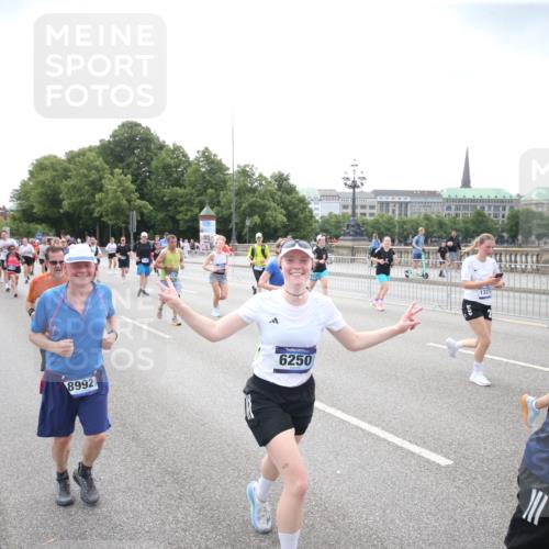 29.06.2025 - hella hamburg halbmarathon Jannik Wohlers http://msf.ph/oto/8152230 29.06.2025 10:41:02 Lombardsbrücke 1314, 1536, 1542, 2153, 2229, 2258, 3344, 3532, 3533, 3623, 4415, 4610, 5688, 5689, 5928, 5942, 6250, 6793, 6894, 7022, 7023, 7821, 8293, 8586, 8992, 10181, 10348, 10483, 11166, 11209, 11437, 11438, 11482, 12481, 13018, 13299, 13373, 13444, 13622, 13877, 14037, 14376, 14483, 14608, 14725, 15224, 16021, 16260, 16550, 16559, 16846, 17370, 17684, 18814, 18888, 18900 meine-sportfotos.de
