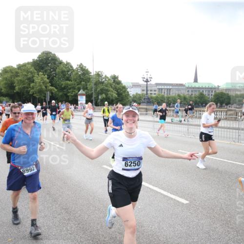 29.06.2025 - hella hamburg halbmarathon Jannik Wohlers http://msf.ph/oto/8152235 29.06.2025 10:41:02 Lombardsbrücke 1314, 1536, 1542, 2153, 2229, 2258, 3344, 3532, 3533, 3623, 4415, 4610, 5688, 5689, 5928, 5942, 6250, 6793, 6894, 7022, 7023, 7821, 8293, 8586, 8992, 10181, 10348, 10483, 11166, 11209, 11437, 11438, 11482, 12481, 13018, 13299, 13373, 13444, 13622, 13877, 14037, 14376, 14483, 14608, 14725, 15224, 16021, 16260, 16550, 16559, 16846, 17370, 17684, 18814, 18888, 18900 meine-sportfotos.de