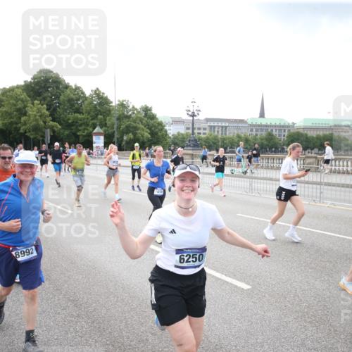 29.06.2025 - hella hamburg halbmarathon Jannik Wohlers http://msf.ph/oto/8152241 29.06.2025 10:41:02 Lombardsbrücke 1314, 1536, 1542, 2153, 2229, 2258, 3344, 3532, 3533, 3623, 4415, 4610, 5688, 5689, 5928, 5942, 6250, 6793, 6894, 7022, 7023, 7821, 8293, 8586, 8992, 10181, 10348, 10483, 11166, 11209, 11437, 11438, 11482, 12481, 13018, 13299, 13373, 13444, 13622, 13877, 14037, 14376, 14483, 14608, 14725, 15224, 16021, 16260, 16550, 16559, 16846, 17370, 17684, 18814, 18888, 18900 meine-sportfotos.de