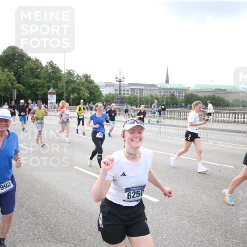 29.06.2025 - hella hamburg halbmarathon Jannik Wohlers http://msf.ph/oto/8152247 29.06.2025 10:41:02 Lombardsbrücke 1314, 1536, 1542, 2153, 2229, 2258, 3344, 3532, 3533, 3623, 4415, 4610, 5688, 5689, 5928, 5942, 6250, 6793, 6894, 7022, 7023, 7821, 8293, 8586, 8992, 10181, 10348, 10483, 11166, 11209, 11437, 11438, 11482, 12481, 13018, 13299, 13373, 13444, 13622, 13877, 14037, 14376, 14483, 14608, 14725, 15224, 16021, 16260, 16550, 16559, 16846, 17370, 17684, 18814, 18888, 18900 meine-sportfotos.de