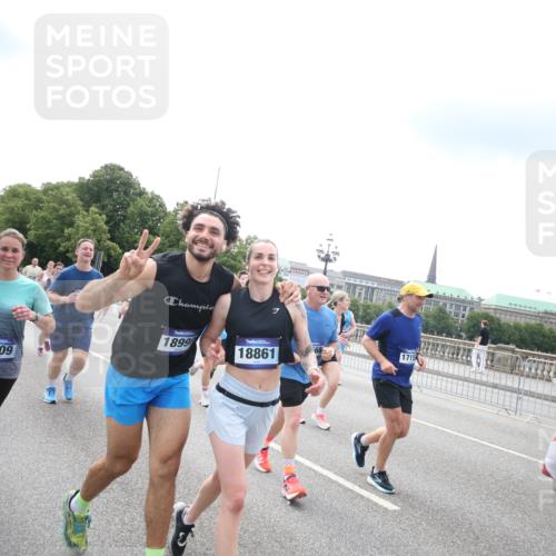 29.06.2025 - hella hamburg halbmarathon Jannik Wohlers http://msf.ph/oto/8152252 29.06.2025 10:41:20 Lombardsbrücke 1314, 1509, 1623, 1648, 1712, 2153, 4541, 4787, 5432, 6320, 6450, 6618, 7477, 7955, 7968, 8004, 8162, 8163, 8300, 8301, 8443, 8848, 8897, 9467, 9588, 11011, 11098, 11255, 11371, 11482, 11943, 12185, 12214, 12233, 12419, 13444, 13622, 13772, 14005, 14043, 14483, 14872, 14929, 14938, 15039, 15669, 15685, 15842, 15863, 16364, 16568, 17158, 17636, 18861, 18940, 18990, 19037, 19057, 19064 meine-sportfotos.de