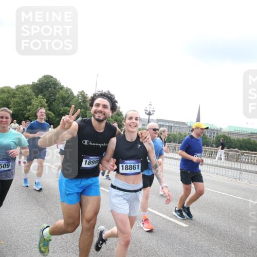 29.06.2025 - hella hamburg halbmarathon Jannik Wohlers http://msf.ph/oto/8152259 29.06.2025 10:41:20 Lombardsbrücke 1314, 1509, 1623, 1648, 1712, 2153, 4541, 4787, 5432, 6320, 6450, 6618, 7477, 7955, 7968, 8004, 8162, 8163, 8300, 8301, 8443, 8848, 8897, 9467, 9588, 11011, 11098, 11255, 11371, 11482, 11943, 12185, 12214, 12233, 12419, 13444, 13622, 13772, 14005, 14043, 14483, 14872, 14929, 14938, 15039, 15669, 15685, 15842, 15863, 16364, 16568, 17158, 17636, 18861, 18940, 18990, 19037, 19057, 19064 meine-sportfotos.de