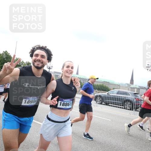 29.06.2025 - hella hamburg halbmarathon Jannik Wohlers http://msf.ph/oto/8152283 29.06.2025 10:41:20 Lombardsbrücke 1314, 1509, 1623, 1648, 1712, 2153, 4541, 4787, 5432, 6320, 6450, 6618, 7477, 7955, 7968, 8004, 8162, 8163, 8300, 8301, 8443, 8848, 8897, 9467, 9588, 11011, 11098, 11255, 11371, 11482, 11943, 12185, 12214, 12233, 12419, 13444, 13622, 13772, 14005, 14043, 14483, 14872, 14929, 14938, 15039, 15669, 15685, 15842, 15863, 16364, 16568, 17158, 17636, 18861, 18940, 18990, 19037, 19057, 19064 meine-sportfotos.de