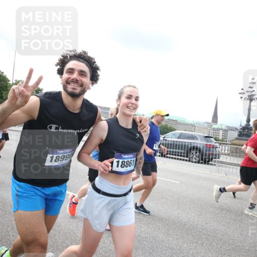 29.06.2025 - hella hamburg halbmarathon Jannik Wohlers http://msf.ph/oto/8152290 29.06.2025 10:41:20 Lombardsbrücke 1314, 1509, 1623, 1648, 1712, 2153, 4541, 4787, 5432, 6320, 6450, 6618, 7477, 7955, 7968, 8004, 8162, 8163, 8300, 8301, 8443, 8848, 8897, 9467, 9588, 11011, 11098, 11255, 11371, 11482, 11943, 12185, 12214, 12233, 12419, 13444, 13622, 13772, 14005, 14043, 14483, 14872, 14929, 14938, 15039, 15669, 15685, 15842, 15863, 16364, 16568, 17158, 17636, 18861, 18940, 18990, 19037, 19057, 19064 meine-sportfotos.de