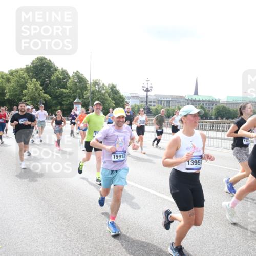 29.06.2025 - hella hamburg halbmarathon Jannik Wohlers http://msf.ph/oto/8152295 29.06.2025 10:42:00 Lombardsbrücke 1150, 1360, 1624, 1929, 1957, 2069, 2134, 2538, 2580, 3605, 4353, 4891, 4892, 5403, 5419, 5810, 6828, 6917, 7040, 7260, 7357, 7557, 7666, 8014, 8459, 8525, 8526, 8712, 8816, 9370, 9980, 10532, 10734, 10842, 10872, 10899, 11074, 11075, 11463, 11464, 11468, 11550, 11677, 12403, 12684, 12854, 12903, 12904, 13250, 13406, 13456, 13952, 13953, 14042, 14084, 14108, 14328, 14405, 14426, 14468, 14585, 14636, 14769, 15004, 15155, 15912, 16215, 16352 meine-sportfotos.de