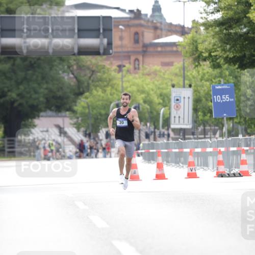 29.06.2025 - hella hamburg halbmarathon Jannik Wohlers http://msf.ph/oto/8152296 29.06.2025 09:31:17 Lombardsbrücke 1, 2, 4, 5, 6, 7, 8, 9, 10, 11, 13, 15, 16, 22, 23, 25, 58, 59 meine-sportfotos.de