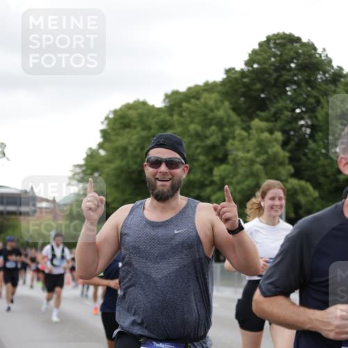 29.06.2025 - hella hamburg halbmarathon Jannik Wohlers http://msf.ph/oto/8152326 29.06.2025 10:52:21 Lombardsbrücke 1369, 1826, 2146, 2362, 2701, 2983, 3140, 3227, 4591, 4729, 7032, 7511, 7737, 8641, 9068, 9070, 9545, 10055, 10600, 10879, 10928, 10981, 11919, 12127, 12128, 12994, 13305, 14009, 14424, 14643, 14704, 14827, 14897, 15438, 15439, 15447, 15867, 15906, 16053, 16056, 16794, 16984, 17002, 17050, 17359, 17896, 18106, 18205, 18645, 18751, 18997, 19063, 19097 meine-sportfotos.de