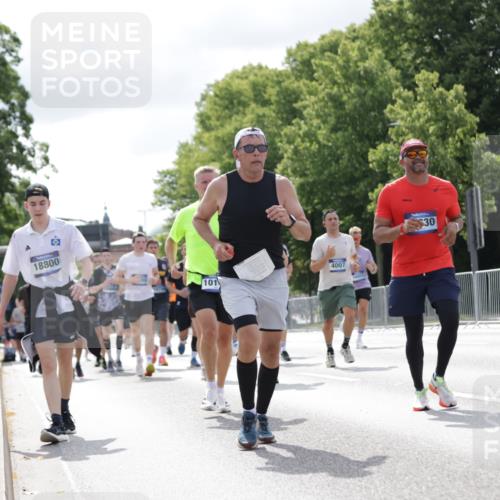 29.06.2025 - hella hamburg halbmarathon Jannik Wohlers http://msf.ph/oto/8152331 29.06.2025 10:15:15 Lombardsbrücke 1440, 2110, 2989, 3417, 4007, 4466, 4492, 4494, 5069, 5739, 6376, 6576, 9192, 9657, 10108, 10775, 12469, 12521, 13179, 13197, 13818, 13951, 14413, 14423, 14550, 14552, 14630, 15307, 15570, 15710, 15988, 16041, 16923, 16938, 17350, 18150, 18957 meine-sportfotos.de