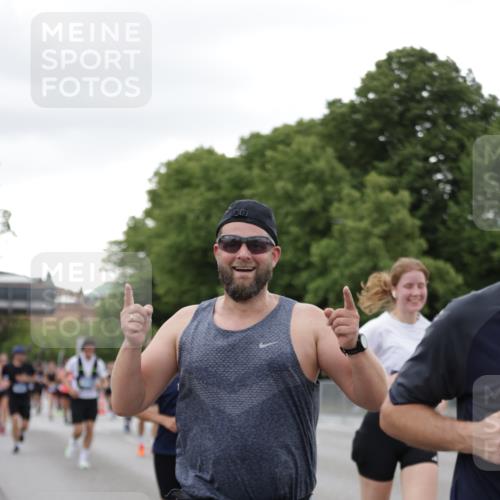 29.06.2025 - hella hamburg halbmarathon Jannik Wohlers http://msf.ph/oto/8152333 29.06.2025 10:52:21 Lombardsbrücke 1369, 1826, 2146, 2362, 2701, 2983, 3140, 3227, 4591, 4729, 7032, 7511, 7737, 8641, 9068, 9070, 9545, 10055, 10600, 10879, 10928, 10981, 11919, 12127, 12128, 12994, 13305, 14009, 14424, 14643, 14704, 14827, 14897, 15438, 15439, 15447, 15867, 15906, 16053, 16056, 16794, 16984, 17002, 17050, 17359, 17896, 18106, 18205, 18645, 18751, 18997, 19063, 19097 meine-sportfotos.de