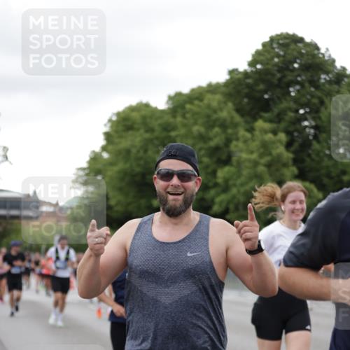 29.06.2025 - hella hamburg halbmarathon Jannik Wohlers http://msf.ph/oto/8152336 29.06.2025 10:52:21 Lombardsbrücke 1369, 1826, 2146, 2362, 2701, 2983, 3140, 3227, 4591, 4729, 7032, 7511, 7737, 8641, 9068, 9070, 9545, 10055, 10600, 10879, 10928, 10981, 11919, 12127, 12128, 12994, 13305, 14009, 14424, 14643, 14704, 14827, 14897, 15438, 15439, 15447, 15867, 15906, 16053, 16056, 16794, 16984, 17002, 17050, 17359, 17896, 18106, 18205, 18645, 18751, 18997, 19063, 19097 meine-sportfotos.de