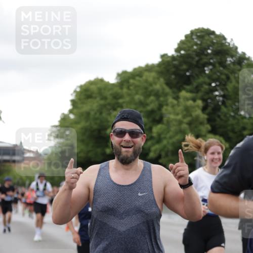 29.06.2025 - hella hamburg halbmarathon Jannik Wohlers http://msf.ph/oto/8152341 29.06.2025 10:52:21 Lombardsbrücke 1369, 1826, 2146, 2362, 2701, 2983, 3140, 3227, 4591, 4729, 7032, 7511, 7737, 8641, 9068, 9070, 9545, 10055, 10600, 10879, 10928, 10981, 11919, 12127, 12128, 12994, 13305, 14009, 14424, 14643, 14704, 14827, 14897, 15438, 15439, 15447, 15867, 15906, 16053, 16056, 16794, 16984, 17002, 17050, 17359, 17896, 18106, 18205, 18645, 18751, 18997, 19063, 19097 meine-sportfotos.de