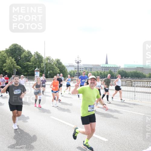 29.06.2025 - hella hamburg halbmarathon Jannik Wohlers http://msf.ph/oto/8152343 29.06.2025 10:42:01 Lombardsbrücke 1150, 1360, 1624, 1929, 1957, 1994, 2069, 2134, 2538, 2580, 3605, 3874, 4353, 4778, 4891, 4892, 5403, 5419, 5810, 6828, 6917, 7040, 7260, 7557, 7666, 8459, 8525, 8526, 8712, 8816, 9370, 9980, 10532, 10734, 10842, 10872, 10899, 11074, 11075, 11463, 11464, 11468, 11550, 11677, 12403, 12684, 12854, 12903, 12904, 13250, 13406, 13456, 13952, 13953, 14042, 14084, 14108, 14328, 14405, 14426, 14468, 14585, 14636, 14769, 15004, 15155, 15912, 15977, 16215, 16352 meine-sportfotos.de