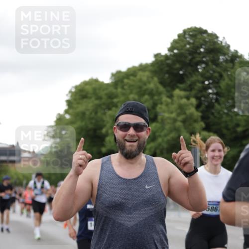 29.06.2025 - hella hamburg halbmarathon Jannik Wohlers http://msf.ph/oto/8152347 29.06.2025 10:52:21 Lombardsbrücke 1369, 1826, 2146, 2362, 2701, 2983, 3140, 3227, 4591, 4729, 7032, 7511, 7737, 8641, 9068, 9070, 9545, 10055, 10600, 10879, 10928, 10981, 11919, 12127, 12128, 12994, 13305, 14009, 14424, 14643, 14704, 14827, 14897, 15438, 15439, 15447, 15867, 15906, 16053, 16056, 16794, 16984, 17002, 17050, 17359, 17896, 18106, 18205, 18645, 18751, 18997, 19063, 19097 meine-sportfotos.de