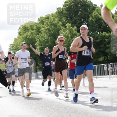 29.06.2025 - hella hamburg halbmarathon Jannik Wohlers http://msf.ph/oto/8152389 29.06.2025 10:15:18 Lombardsbrücke 1440, 2110, 2989, 3417, 4007, 4466, 4492, 4494, 5069, 6376, 6576, 7941, 7942, 9192, 9657, 10108, 10608, 10775, 12469, 13179, 13818, 13951, 14413, 14423, 14550, 14552, 14630, 15307, 15570, 15710, 15988, 16041, 16923, 16938, 17350, 18150, 18957 meine-sportfotos.de