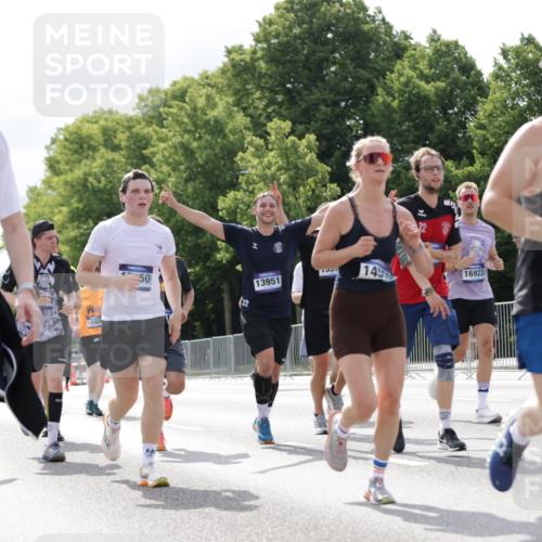 29.06.2025 - hella hamburg halbmarathon Jannik Wohlers http://msf.ph/oto/8152412 29.06.2025 10:15:19 Lombardsbrücke 1440, 2110, 2989, 3417, 4007, 4466, 4492, 4494, 5069, 6376, 6576, 7941, 7942, 9192, 9657, 10108, 10608, 10775, 12469, 13179, 13818, 13951, 14413, 14423, 14550, 14552, 14559, 14630, 15307, 15570, 15710, 15988, 16041, 16606, 16923, 16938, 17350, 18150, 18957 meine-sportfotos.de