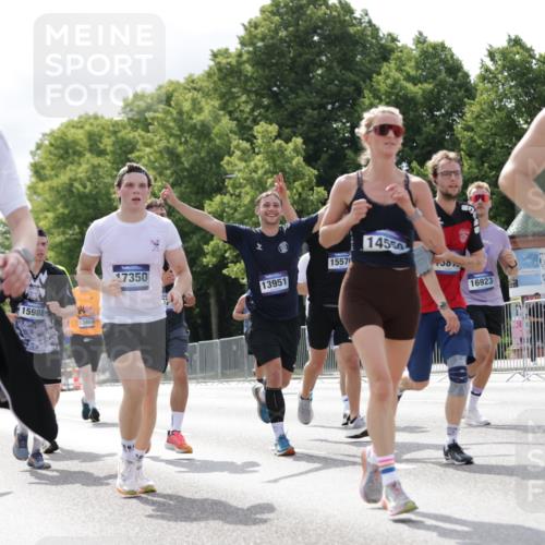 29.06.2025 - hella hamburg halbmarathon Jannik Wohlers http://msf.ph/oto/8152425 29.06.2025 10:15:19 Lombardsbrücke 1440, 2110, 2989, 3417, 4007, 4466, 4492, 4494, 5069, 6376, 6576, 7941, 7942, 9192, 9657, 10108, 10608, 10775, 12469, 13179, 13818, 13951, 14413, 14423, 14550, 14552, 14559, 14630, 15307, 15570, 15710, 15988, 16041, 16606, 16923, 16938, 17350, 18150, 18957 meine-sportfotos.de