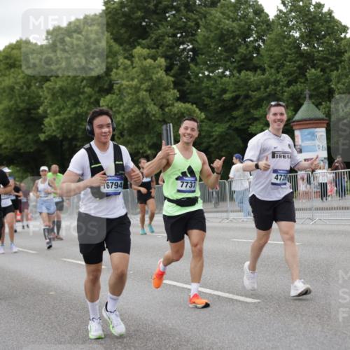 29.06.2025 - hella hamburg halbmarathon Jannik Wohlers http://msf.ph/oto/8152445 29.06.2025 10:52:25 Lombardsbrücke 1369, 1826, 2146, 2362, 2701, 2988, 3140, 3227, 3787, 4591, 4729, 7032, 7737, 8641, 9545, 10055, 10417, 10568, 10600, 10879, 10981, 11919, 12127, 12128, 12994, 14009, 14643, 14704, 14765, 14807, 14827, 14897, 15438, 15439, 15447, 15867, 16053, 16056, 16794, 16961, 16984, 17050, 17359, 17896, 18106, 18205, 18645, 18997, 19063, 19097 meine-sportfotos.de