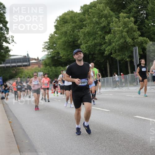 29.06.2025 - hella hamburg halbmarathon Jannik Wohlers http://msf.ph/oto/8152468 29.06.2025 10:52:26 Lombardsbrücke 1369, 2146, 2362, 2701, 2988, 3227, 3787, 4591, 4729, 7032, 7737, 8641, 9545, 10055, 10417, 10568, 10600, 10879, 10981, 11919, 12127, 12128, 12994, 14009, 14643, 14704, 14765, 14807, 14827, 14897, 14979, 15438, 15439, 15447, 15867, 16053, 16056, 16156, 16794, 16961, 16984, 17050, 17896, 18106, 18205, 18645, 18997, 19063, 19097 meine-sportfotos.de