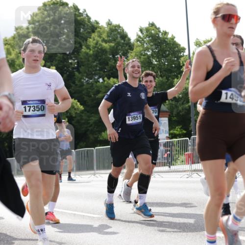 29.06.2025 - hella hamburg halbmarathon Jannik Wohlers http://msf.ph/oto/8152507 29.06.2025 10:15:20 Lombardsbrücke 1440, 2110, 2989, 3167, 3417, 4007, 4466, 4492, 4494, 5069, 6376, 6576, 7941, 7942, 9192, 9657, 10108, 10608, 10775, 12469, 13179, 13818, 13951, 14413, 14423, 14550, 14552, 14559, 14630, 15307, 15570, 15710, 15988, 16041, 16348, 16606, 16923, 16938, 17350, 18150, 18957 meine-sportfotos.de