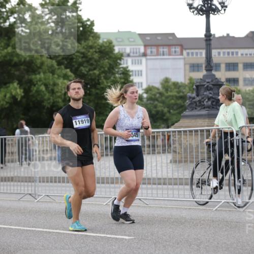 29.06.2025 - hella hamburg halbmarathon Jannik Wohlers http://msf.ph/oto/8152508 29.06.2025 10:52:30 Lombardsbrücke 1369, 2146, 2291, 2701, 2988, 3227, 3787, 4729, 6135, 6521, 7032, 7681, 7737, 8641, 9545, 10055, 10417, 10568, 10879, 10981, 11520, 11524, 11919, 12127, 12128, 12994, 14009, 14643, 14765, 14807, 14827, 14977, 14979, 15438, 15439, 15867, 16053, 16056, 16156, 16794, 16961, 18205, 18997 meine-sportfotos.de
