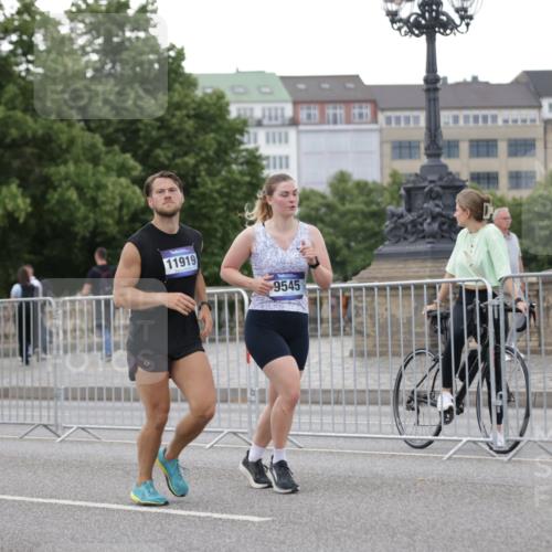 29.06.2025 - hella hamburg halbmarathon Jannik Wohlers http://msf.ph/oto/8152515 29.06.2025 10:52:30 Lombardsbrücke 1369, 2146, 2291, 2701, 2988, 3227, 3787, 4729, 6135, 6521, 7032, 7681, 7737, 8641, 9545, 10055, 10417, 10568, 10879, 10981, 11520, 11524, 11919, 12127, 12128, 12994, 14009, 14643, 14765, 14807, 14827, 14977, 14979, 15438, 15439, 15867, 16053, 16056, 16156, 16794, 16961, 18205, 18997 meine-sportfotos.de