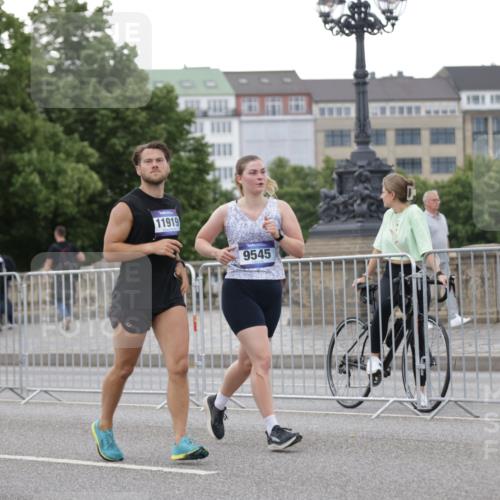29.06.2025 - hella hamburg halbmarathon Jannik Wohlers http://msf.ph/oto/8152530 29.06.2025 10:52:31 Lombardsbrücke 2146, 2291, 2701, 2988, 3787, 4729, 6135, 6521, 7032, 7681, 7737, 8641, 9545, 10055, 10417, 10568, 10879, 10981, 11520, 11524, 11919, 12127, 12128, 12994, 14009, 14643, 14765, 14807, 14827, 14977, 14979, 15438, 15439, 15867, 16053, 16056, 16156, 16794, 16961, 18205 meine-sportfotos.de