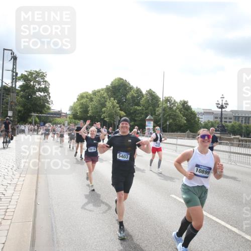 29.06.2025 - hella hamburg halbmarathon Jannik Wohlers http://msf.ph/oto/8152572 29.06.2025 10:42:08 Lombardsbrücke 1150, 1360, 1929, 1957, 1994, 2069, 2134, 2401, 2538, 2580, 2940, 2941, 3605, 3874, 4334, 4778, 4891, 4892, 5403, 5417, 5810, 6120, 6764, 6828, 7040, 7260, 7513, 7557, 7666, 8525, 8526, 8529, 8816, 9980, 10454, 10532, 10872, 10899, 11463, 11550, 11677, 12684, 13241, 13250, 13406, 13776, 14042, 14084, 14170, 14405, 14426, 14468, 14556, 14636, 14769, 15004, 15219, 15221, 15912, 15977, 16215, 16352, 16612 meine-sportfotos.de