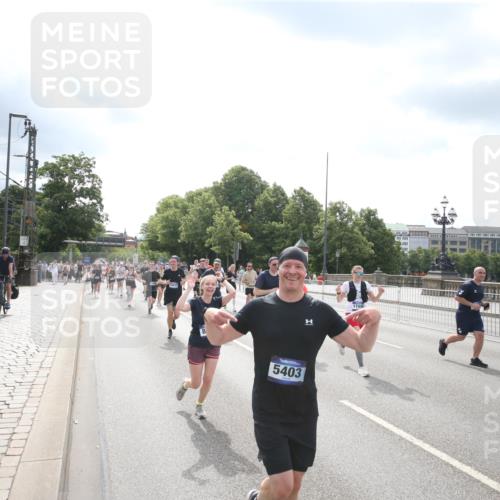 29.06.2025 - hella hamburg halbmarathon Jannik Wohlers http://msf.ph/oto/8152609 29.06.2025 10:42:08 Lombardsbrücke 1150, 1360, 1929, 1957, 1994, 2069, 2134, 2401, 2538, 2580, 2940, 2941, 3605, 3874, 4334, 4778, 4891, 4892, 5403, 5417, 5810, 6120, 6764, 6828, 7040, 7260, 7513, 7557, 7666, 8525, 8526, 8529, 8816, 9980, 10454, 10532, 10872, 10899, 11463, 11550, 11677, 12684, 13241, 13250, 13406, 13776, 14042, 14084, 14170, 14405, 14426, 14468, 14556, 14636, 14769, 15004, 15219, 15221, 15912, 15977, 16215, 16352, 16612 meine-sportfotos.de