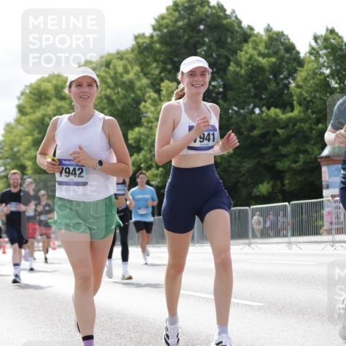 29.06.2025 - hella hamburg halbmarathon Jannik Wohlers http://msf.ph/oto/8152660 29.06.2025 10:15:25 Lombardsbrücke 2076, 2989, 3167, 4007, 4466, 4492, 4494, 6376, 6576, 7897, 7941, 7942, 8746, 8885, 9192, 9675, 10108, 10608, 11113, 11303, 11478, 11774, 11783, 11818, 12427, 12469, 12628, 13179, 13818, 13951, 14423, 14550, 14552, 14559, 14630, 15307, 15570, 15710, 15988, 16020, 16348, 16606, 16923, 17350, 18150, 18641, 18957 meine-sportfotos.de