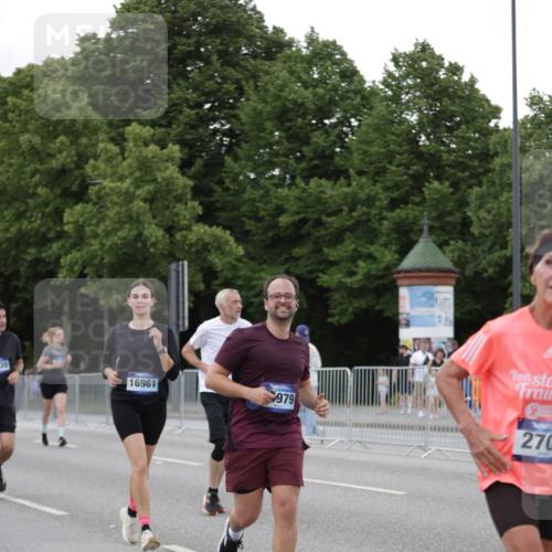 29.06.2025 - hella hamburg halbmarathon Jannik Wohlers http://msf.ph/oto/8152692 29.06.2025 10:52:36 Lombardsbrücke 2146, 2291, 2701, 2988, 3787, 4626, 4729, 6135, 6521, 7681, 7737, 9545, 10055, 10417, 10568, 10661, 10981, 11520, 11524, 11919, 12127, 12128, 13489, 13916, 13917, 14009, 14643, 14765, 14807, 14977, 14979, 16137, 16156, 16794, 16961, 18988 meine-sportfotos.de