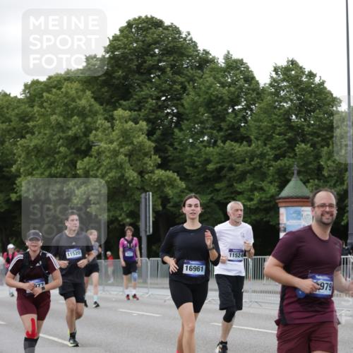 29.06.2025 - hella hamburg halbmarathon Jannik Wohlers http://msf.ph/oto/8152720 29.06.2025 10:52:37 Lombardsbrücke 2146, 2291, 2701, 2988, 3787, 4626, 4729, 6135, 6521, 7681, 7737, 9545, 10055, 10417, 10568, 10661, 10981, 11520, 11524, 11919, 12127, 12128, 13489, 13916, 13917, 14643, 14765, 14807, 14977, 14979, 16137, 16156, 16961, 18988 meine-sportfotos.de