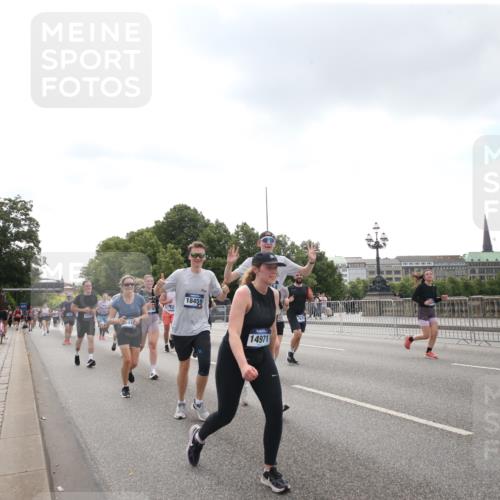 29.06.2025 - hella hamburg halbmarathon Jannik Wohlers http://msf.ph/oto/8152849 29.06.2025 10:44:17 Lombardsbrücke 2674, 3506, 4215, 4968, 5355, 5649, 6002, 7216, 8582, 9084, 9085, 9331, 9333, 9397, 9536, 10006, 10416, 11272, 12318, 12409, 13262, 13288, 14325, 14350, 14681, 14971, 15809, 16101, 16232, 16494, 16577, 17372, 18454, 18459, 19133 meine-sportfotos.de