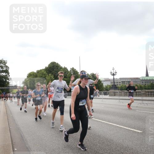 29.06.2025 - hella hamburg halbmarathon Jannik Wohlers http://msf.ph/oto/8152856 29.06.2025 10:44:17 Lombardsbrücke 2674, 3506, 4215, 4968, 5355, 5649, 6002, 7216, 8582, 9084, 9085, 9331, 9333, 9397, 9536, 10006, 10416, 11272, 12318, 12409, 13262, 13288, 14325, 14350, 14681, 14971, 15809, 16101, 16232, 16494, 16577, 17372, 18454, 18459, 19133 meine-sportfotos.de