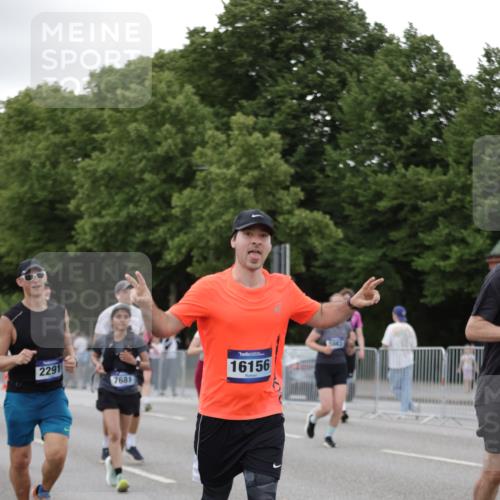 29.06.2025 - hella hamburg halbmarathon Jannik Wohlers http://msf.ph/oto/8152861 29.06.2025 10:52:39 Lombardsbrücke 2291, 2701, 2988, 3787, 4626, 4729, 6135, 6521, 7681, 7737, 9545, 10055, 10417, 10568, 10661, 11520, 11524, 11919, 12127, 12128, 13489, 13916, 13917, 14765, 14807, 14977, 14979, 16137, 16156, 16961, 18988 meine-sportfotos.de