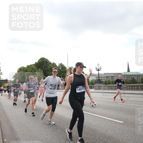 29.06.2025 - hella hamburg halbmarathon Jannik Wohlers http://msf.ph/oto/8152867 29.06.2025 10:44:17 Lombardsbrücke 2674, 3506, 4215, 4968, 5355, 5649, 6002, 7216, 8582, 9084, 9085, 9331, 9333, 9397, 9536, 10006, 10416, 11272, 12318, 12409, 13262, 13288, 14325, 14350, 14681, 14971, 15809, 16101, 16232, 16494, 16577, 17372, 18454, 18459, 19133 meine-sportfotos.de