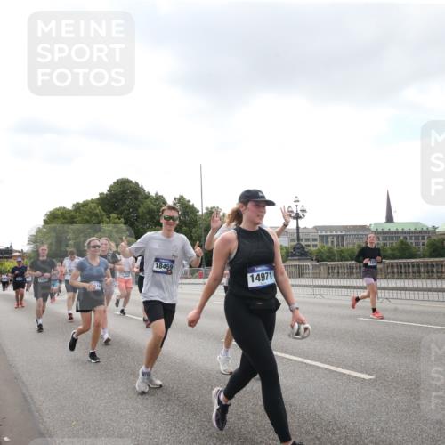 29.06.2025 - hella hamburg halbmarathon Jannik Wohlers http://msf.ph/oto/8152873 29.06.2025 10:44:17 Lombardsbrücke 2674, 3506, 4215, 4968, 5355, 5649, 6002, 7216, 8582, 9084, 9085, 9331, 9333, 9397, 9536, 10006, 10416, 11272, 12318, 12409, 13262, 13288, 14325, 14350, 14681, 14971, 15809, 16101, 16232, 16494, 16577, 17372, 18454, 18459, 19133 meine-sportfotos.de