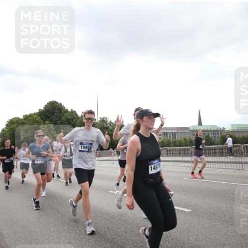 29.06.2025 - hella hamburg halbmarathon Jannik Wohlers http://msf.ph/oto/8152883 29.06.2025 10:44:17 Lombardsbrücke 2674, 3506, 4215, 4968, 5355, 5649, 6002, 7216, 8582, 9084, 9085, 9331, 9333, 9397, 9536, 10006, 10416, 11272, 12318, 12409, 13262, 13288, 14325, 14350, 14681, 14971, 15809, 16101, 16232, 16494, 16577, 17372, 18454, 18459, 19133 meine-sportfotos.de