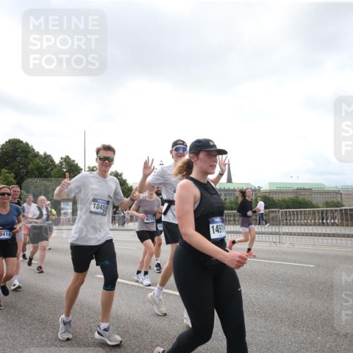 29.06.2025 - hella hamburg halbmarathon Jannik Wohlers http://msf.ph/oto/8152904 29.06.2025 10:44:17 Lombardsbrücke 2674, 3506, 4215, 4968, 5355, 5649, 6002, 7216, 8582, 9084, 9085, 9331, 9333, 9397, 9536, 10006, 10416, 11272, 12318, 12409, 13262, 13288, 14325, 14350, 14681, 14971, 15809, 16101, 16232, 16494, 16577, 17372, 18454, 18459, 19133 meine-sportfotos.de