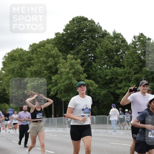 29.06.2025 - hella hamburg halbmarathon Jannik Wohlers http://msf.ph/oto/8152983 29.06.2025 10:52:42 Lombardsbrücke 2291, 2701, 2988, 3787, 4626, 5428, 6135, 6521, 7483, 7681, 10417, 10568, 10661, 11520, 11524, 13489, 13916, 13917, 14038, 14761, 14765, 14807, 14977, 14979, 16137, 16156, 16961, 18988 meine-sportfotos.de